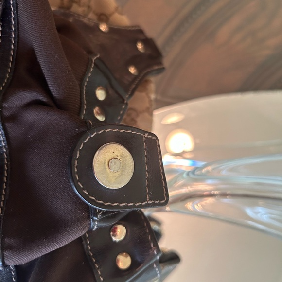 Gucci Shoulder Bag - Picture 9 of 15